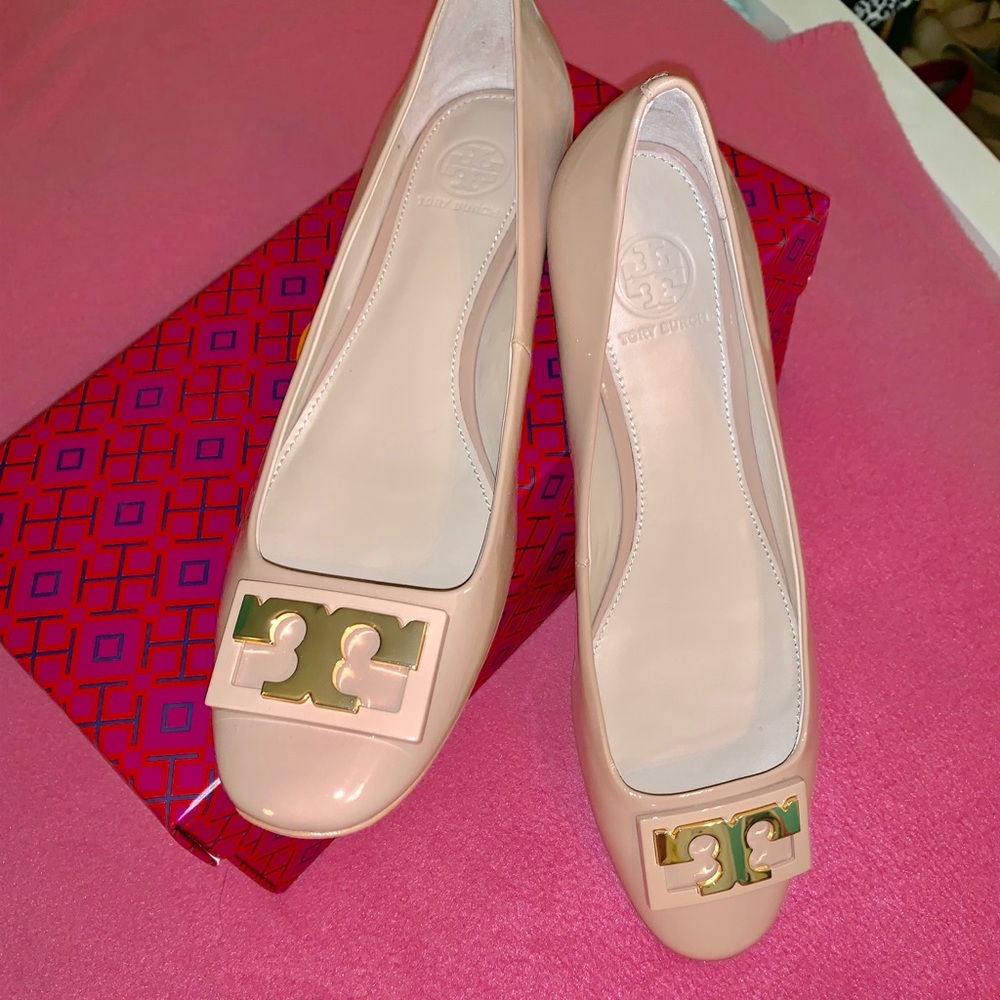 Tory Burch Gigi Beige Flats NWT size 9